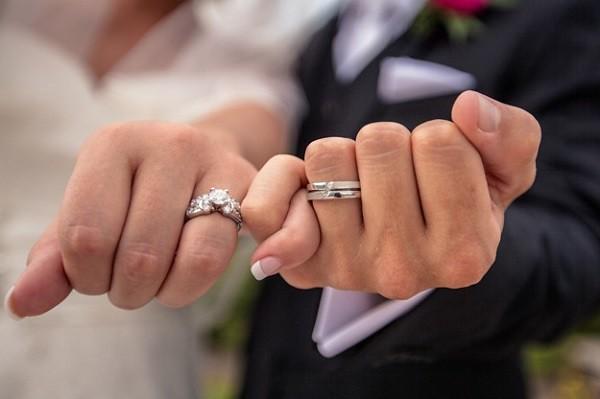 Hvorfor giftering på venstre hånd?